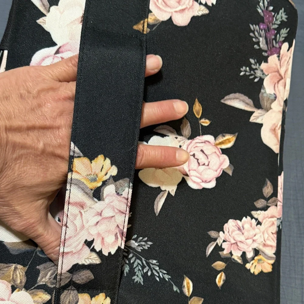 Mosiso laptop sleeve with a black base and peony floral pattern EUC